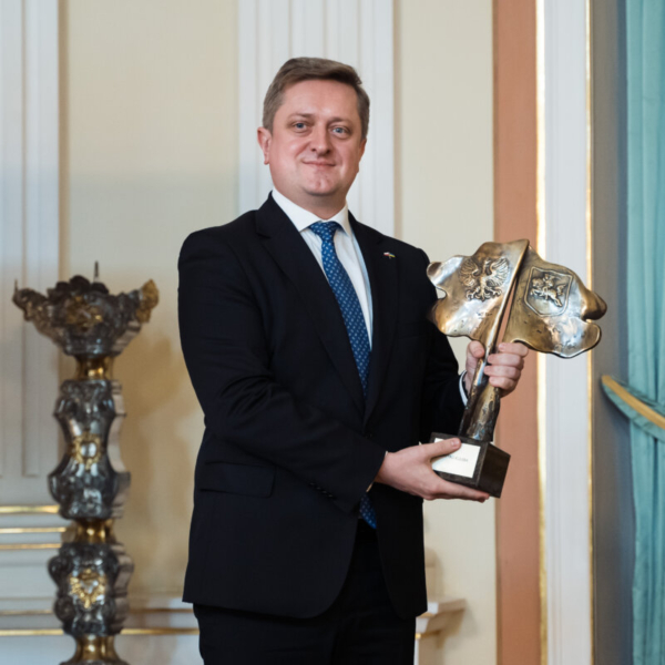 Ambasador Ukrainy w Polsce Wasyl Zwarycz odbiera nagrodę w imieniu Ministra Spraw Zagranicznych Ukrainy Dmytro Kułeby