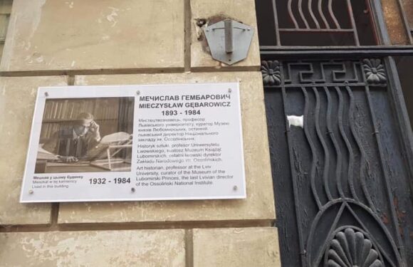 Tablica upamiętniająca dyrektora Mieczysława Gębarowicza